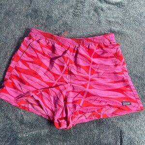 NWT- Patagonia women’s baggies shorts 5” - med - eucalyptus finds: Catalan Coral